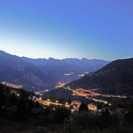 In Les 4 Vallees Ski-in Ski-out شاليه لا تزوماز